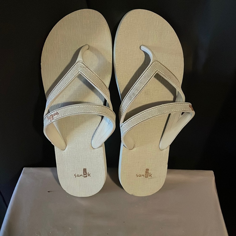 So nook women’s flip-flops size 8 to 9